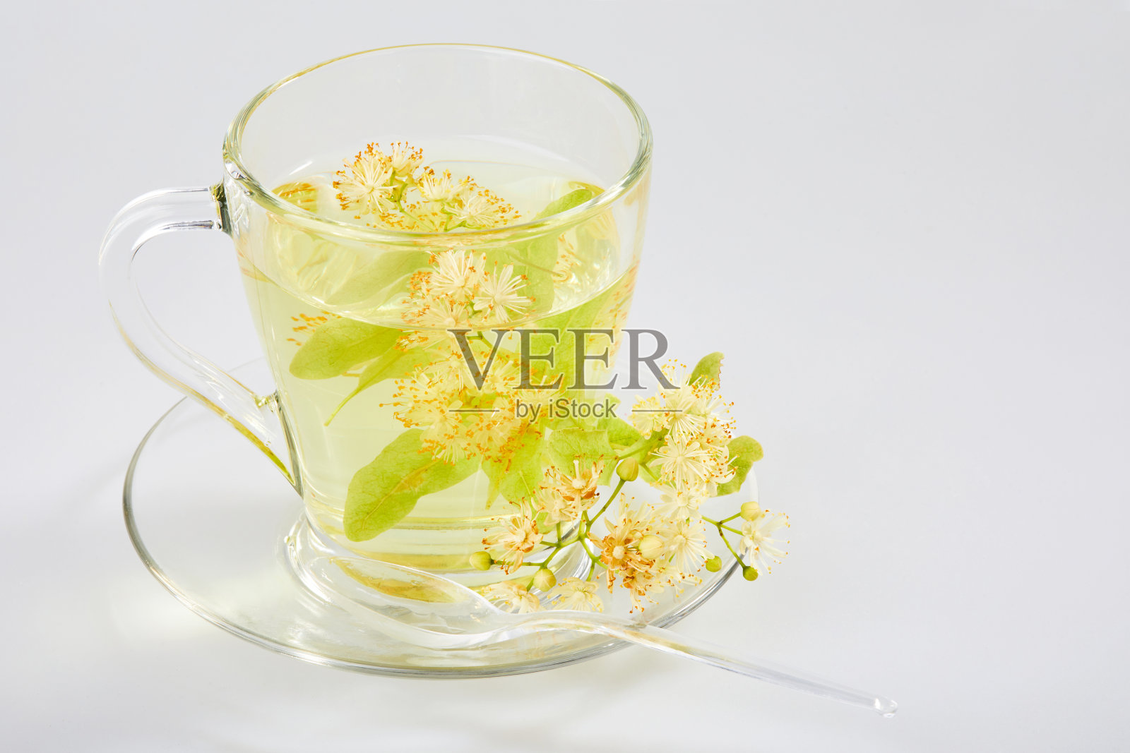 透明玻璃杯茶与椴树照片摄影图片