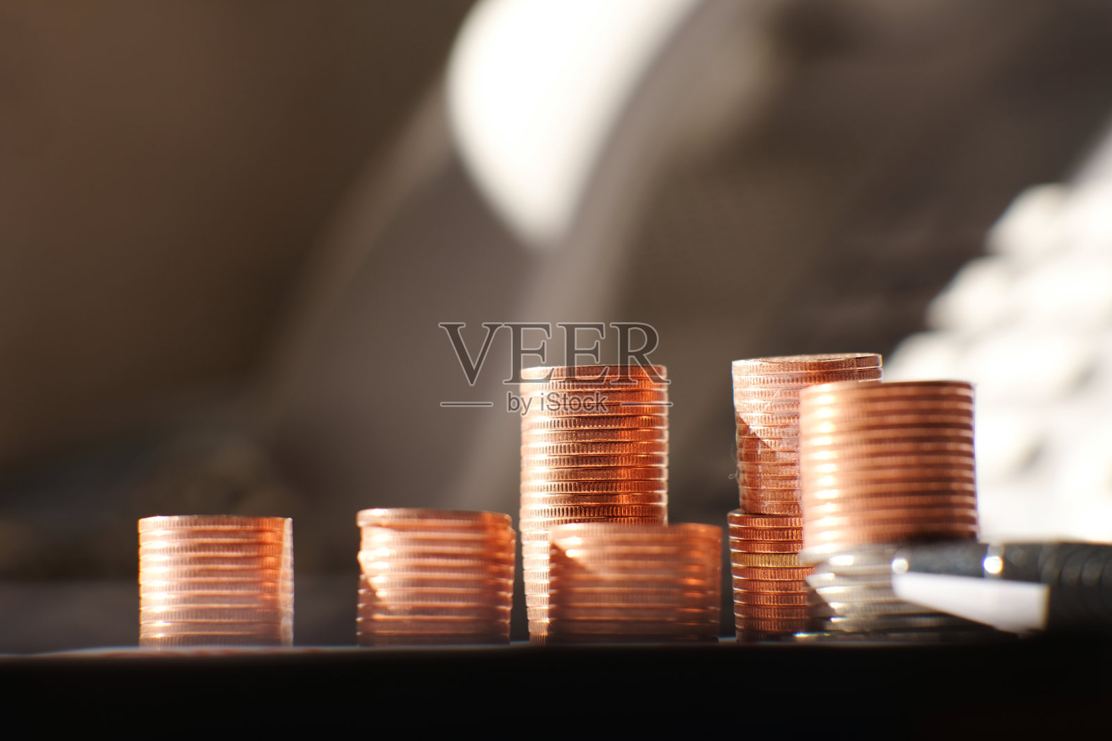 硬币在桌子的背景和文字空间照片摄影图片