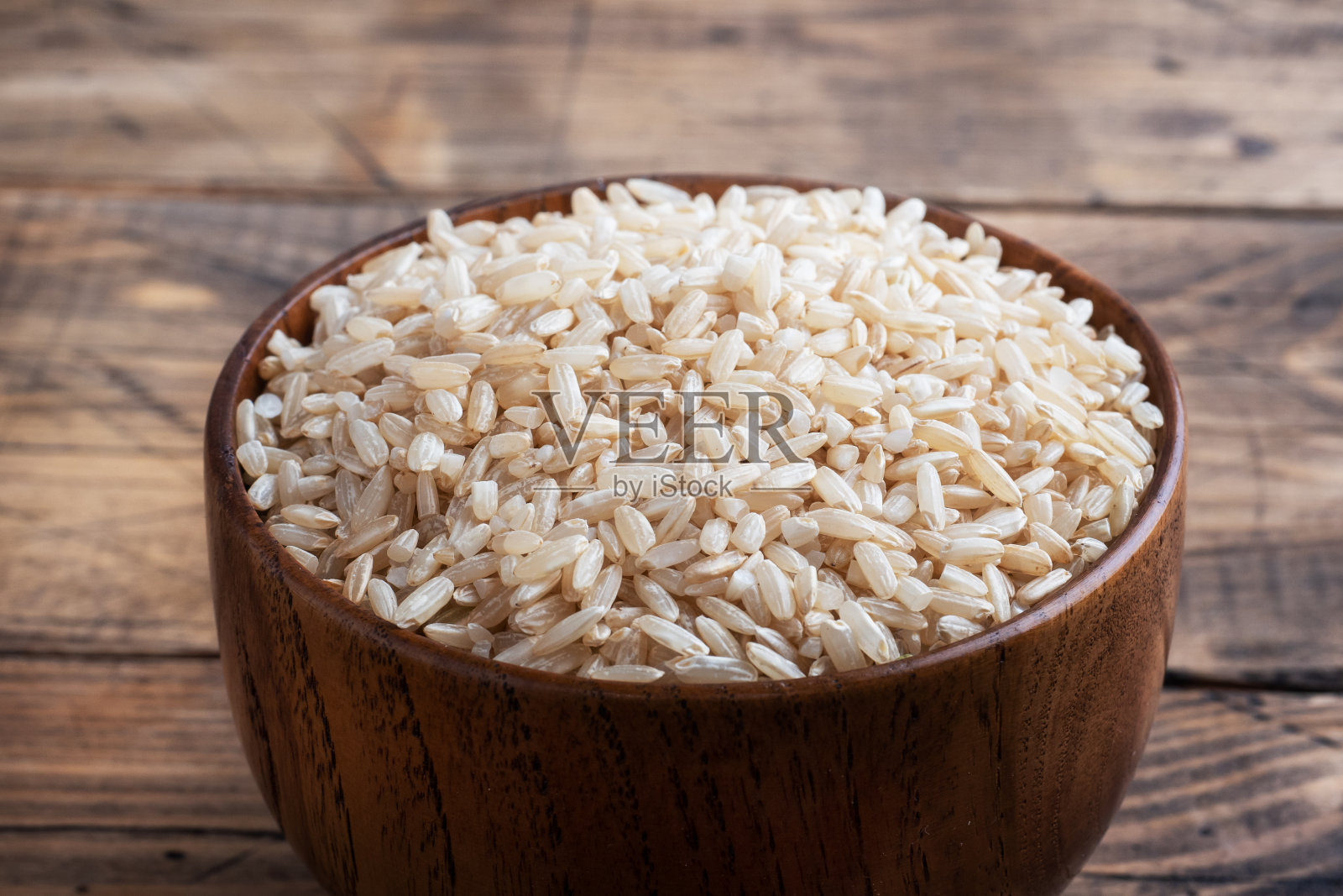 糙米生长粒在碗里，木质背景复制空间，照片摄影图片
