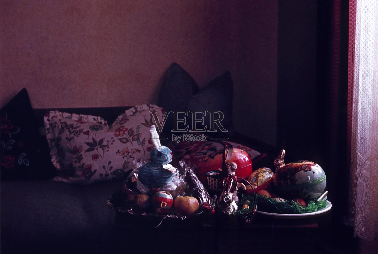 客厅中的复活节装饰照片摄影图片