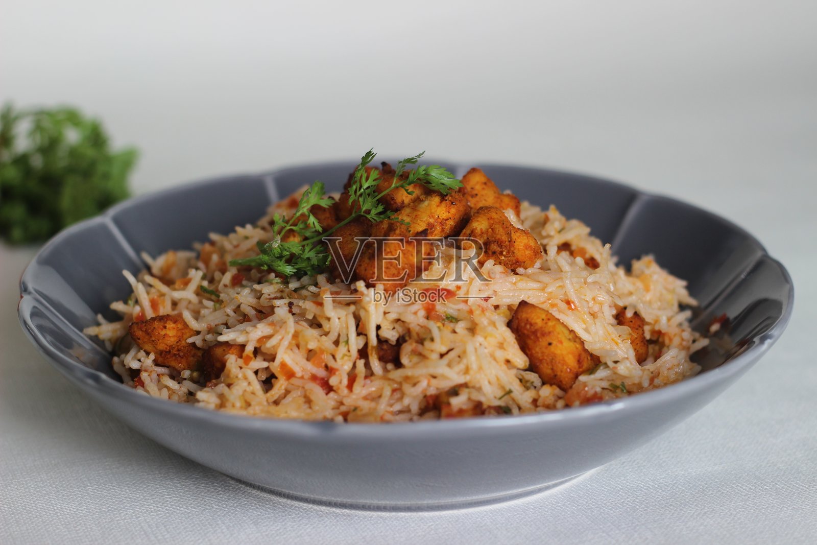 番茄饭配瑞塔和空气炸无骨鸡照片摄影图片