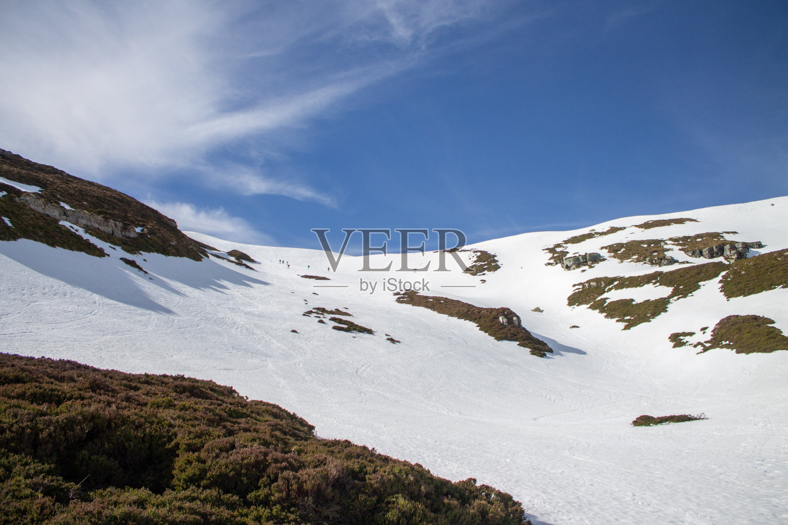 在一个阳光明媚的日子里在埃斯皮诺萨山穿雪鞋。照片摄影图片