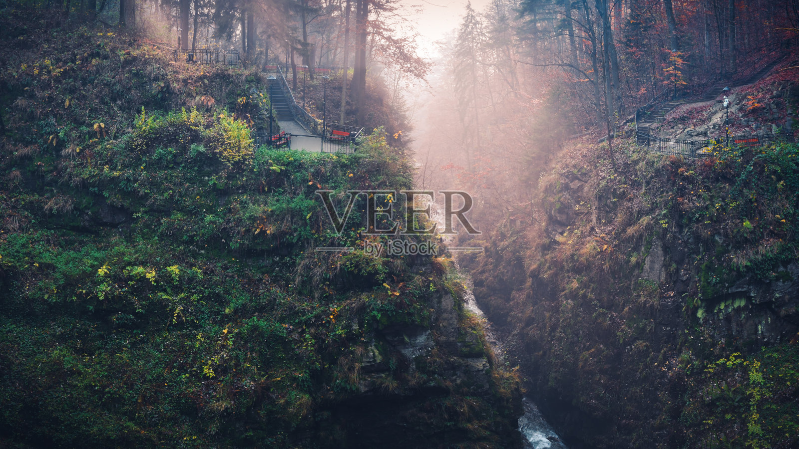 维尔茨基瀑布，岩石间的河床，植被繁茂。照片摄影图片