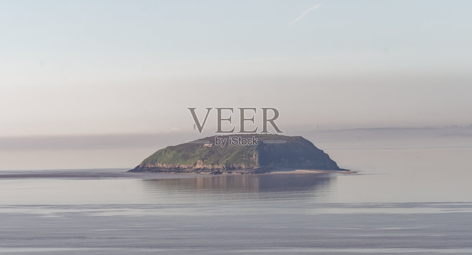 从萨默塞特的布里恩岬看陡峭的霍尔姆岛照片摄影图片