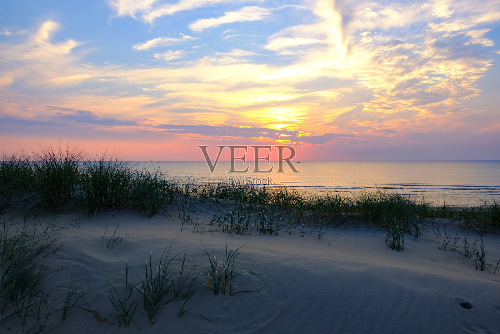 北海海滩沙丘上的夏日日落照片摄影图片