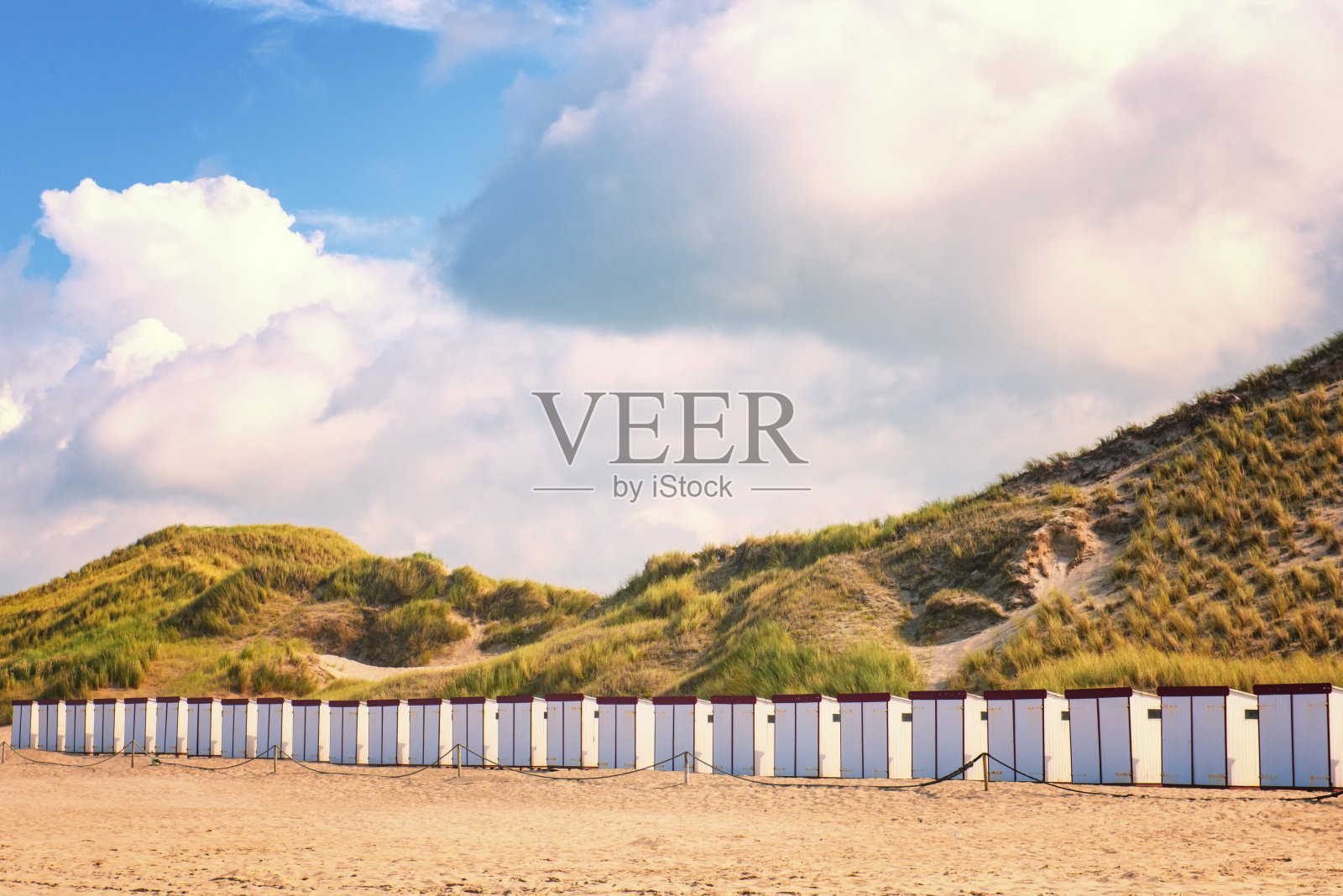 荷兰北海海滩沙丘前的海滩房子照片摄影图片