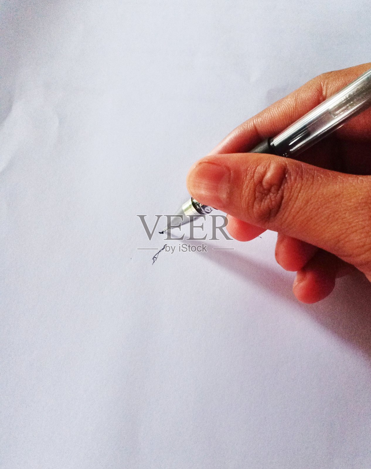 近距离的手写在空白纸上照片摄影图片