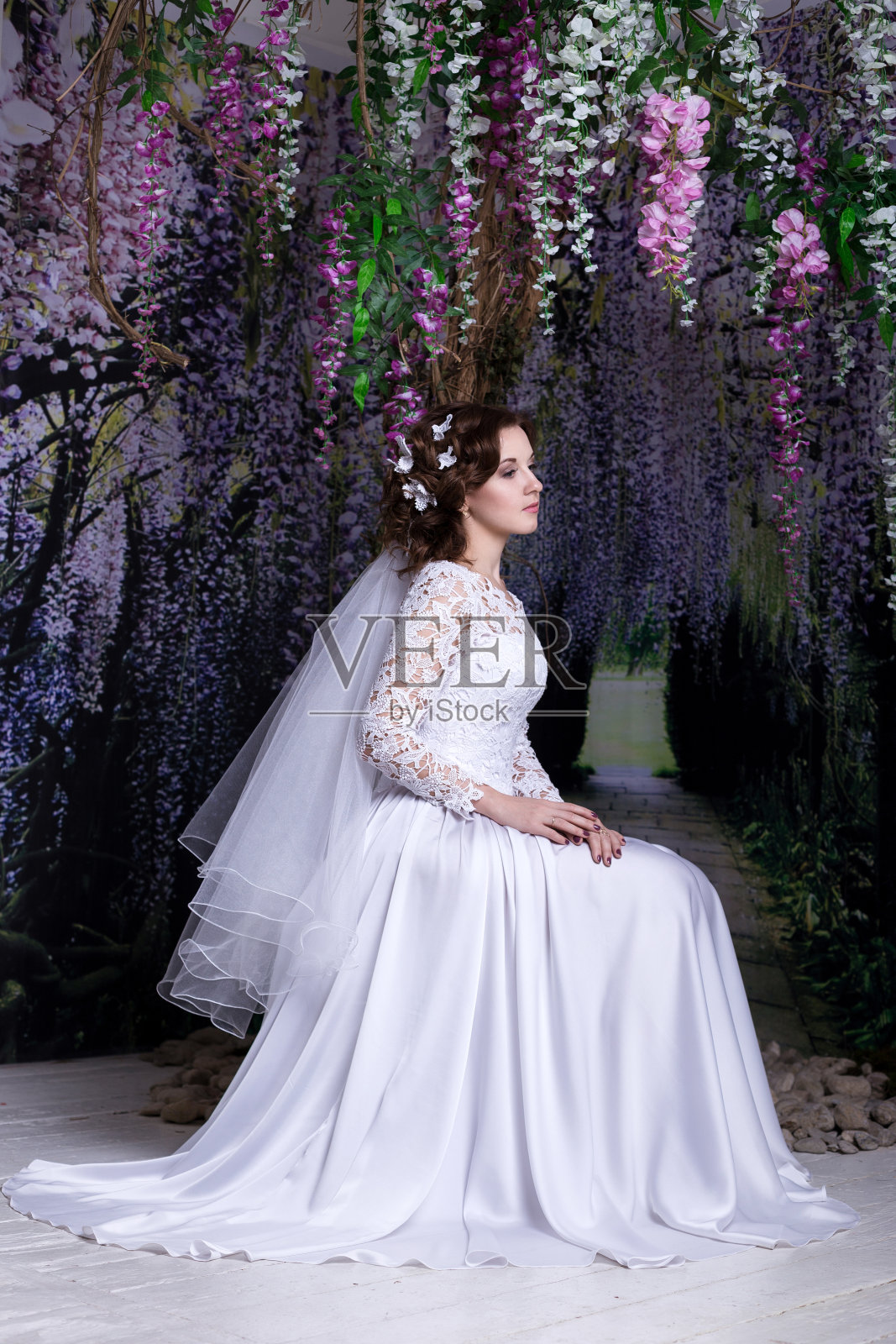 美丽的肖像新娘穿着婚纱与肥大的裙子，工作室照片照片摄影图片