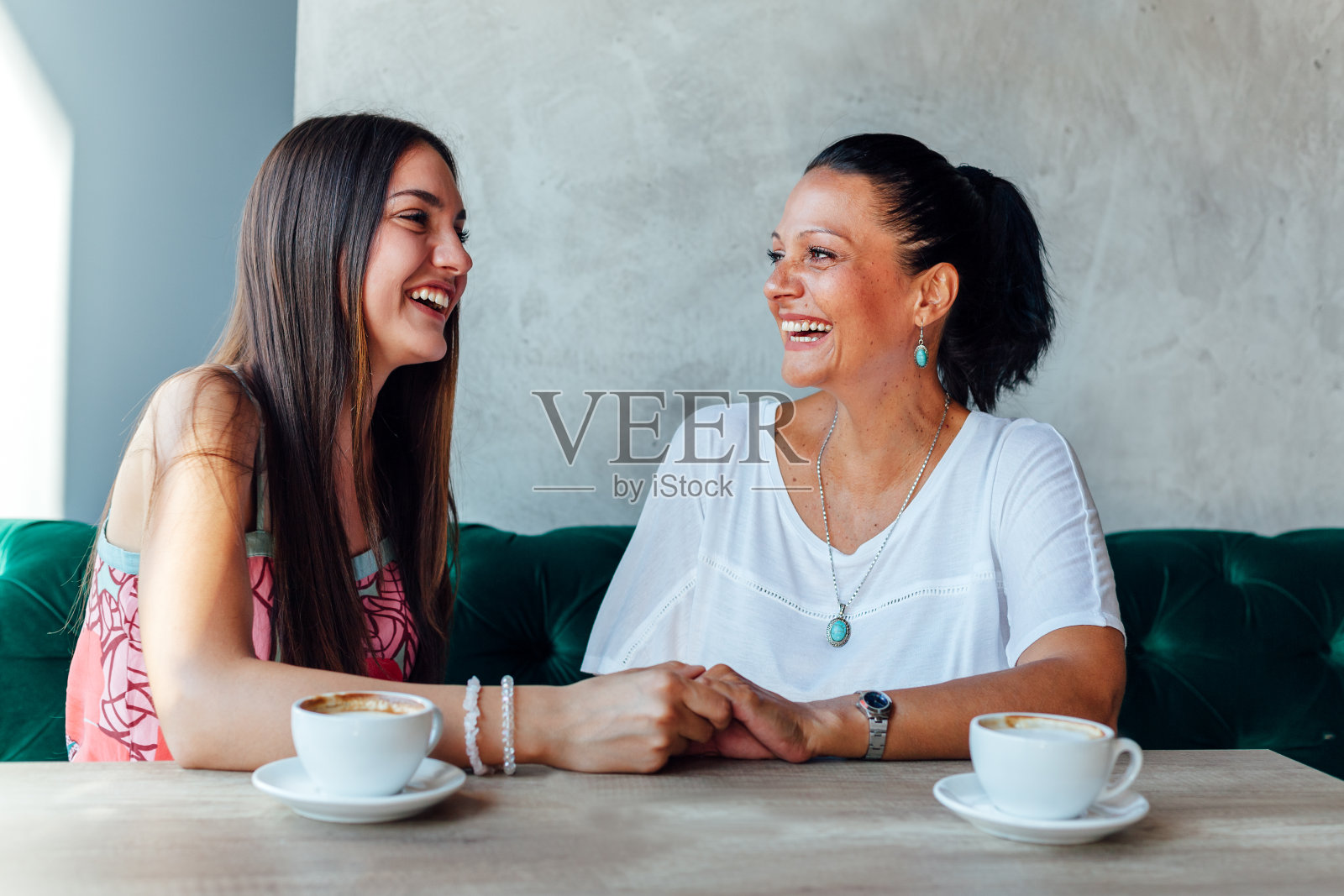 咖啡馆里的两个快乐女人照片摄影图片