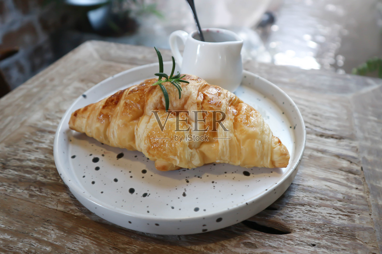 牛角包，法式牛角包或法式面包蘸酱照片摄影图片