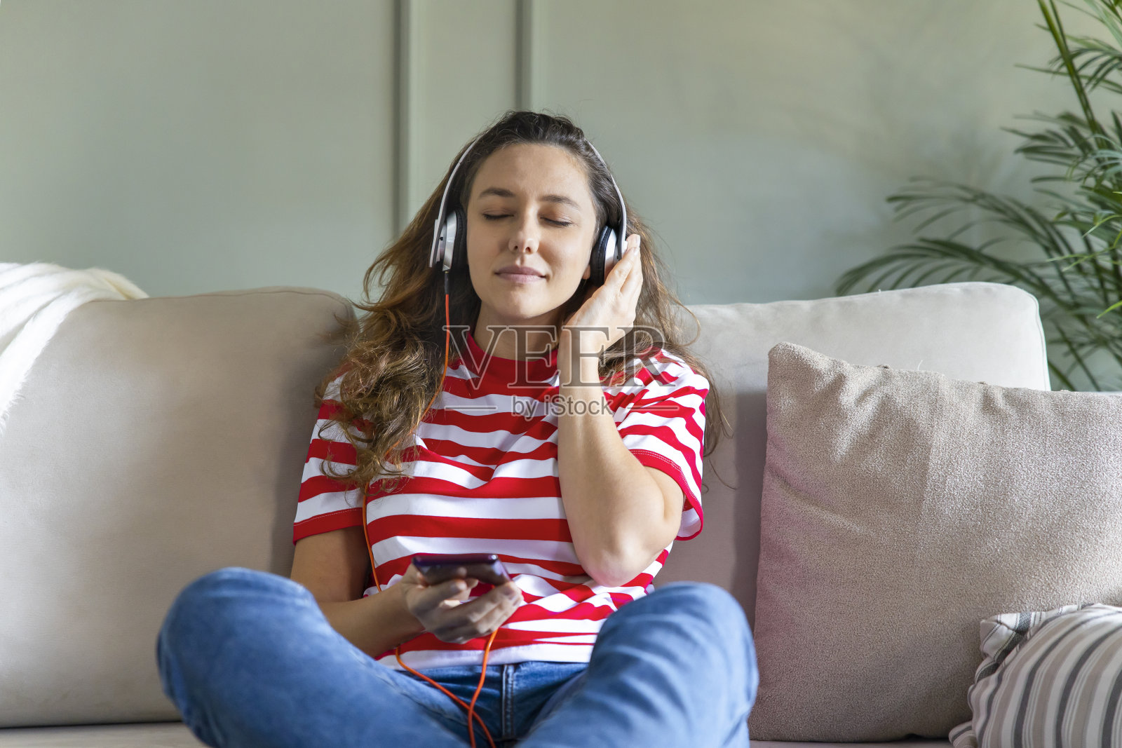 年轻女子在家听音乐照片摄影图片