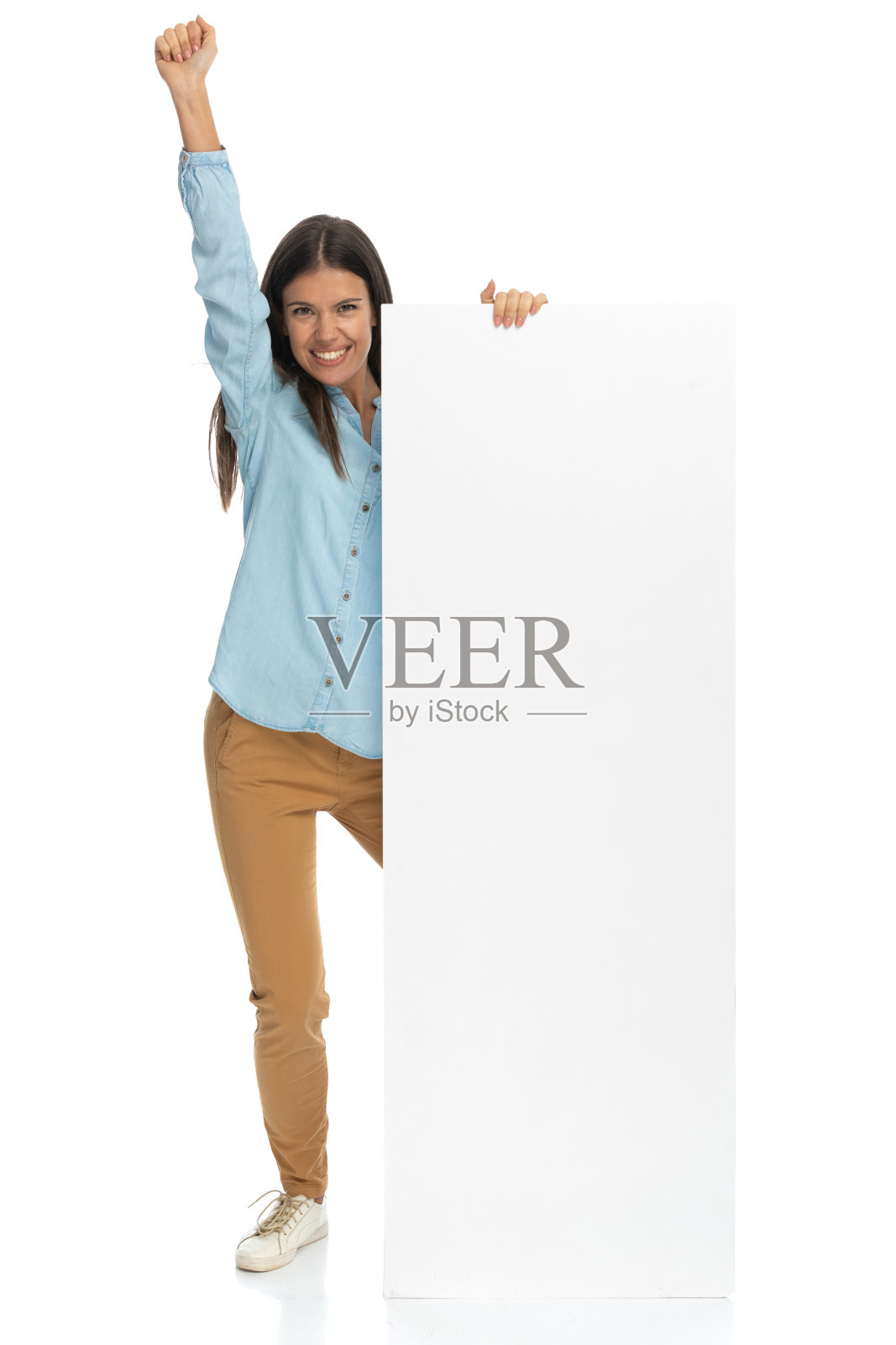 一个拿着广告牌庆祝成功的普通女人照片摄影图片