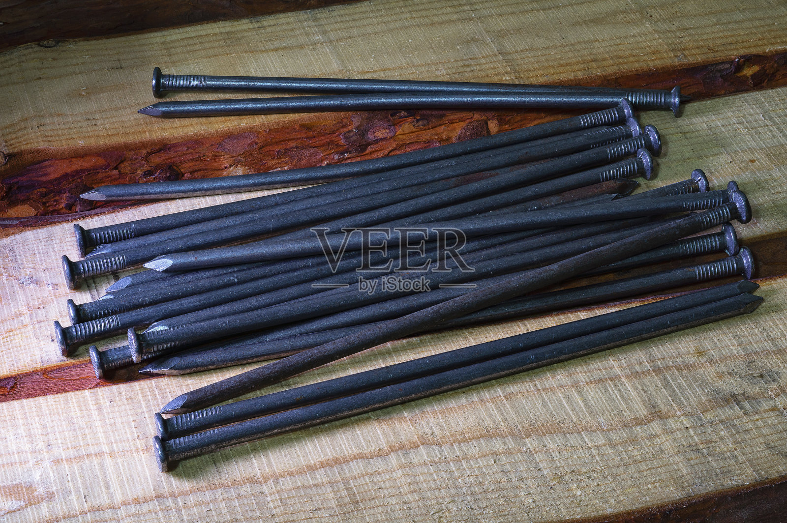 木地板上的钉子。照片摄影图片