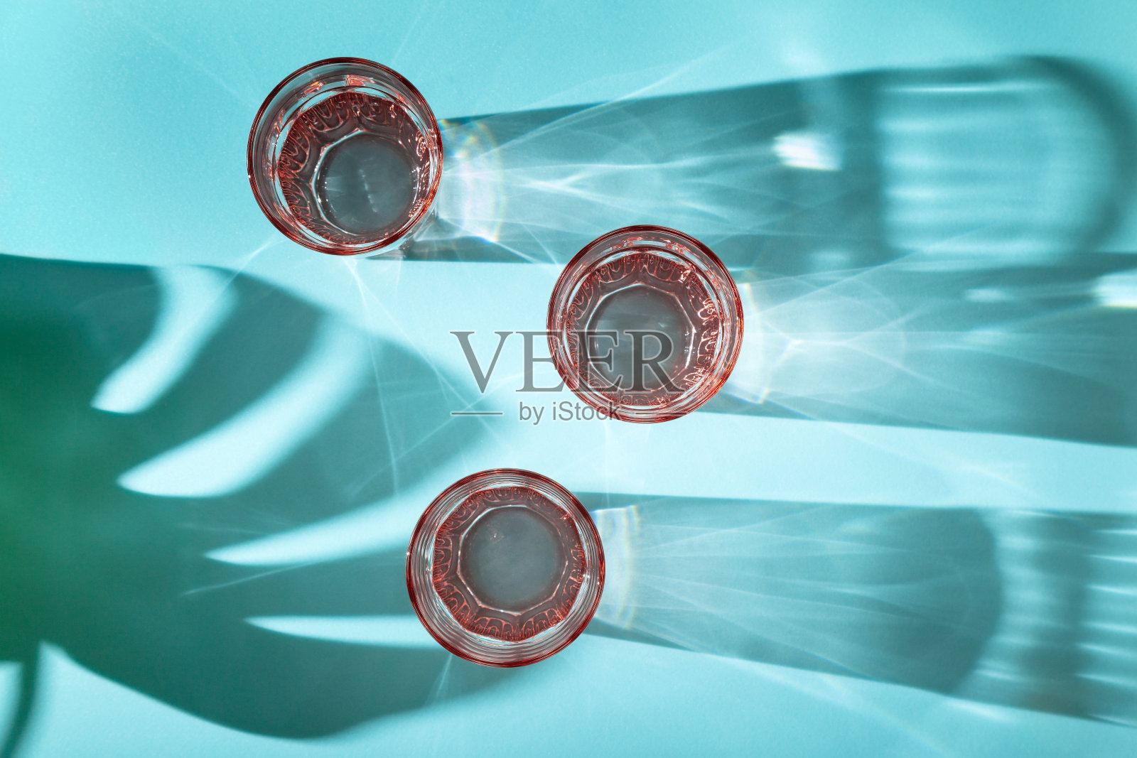 背景上的几杯水和阴影照片摄影图片