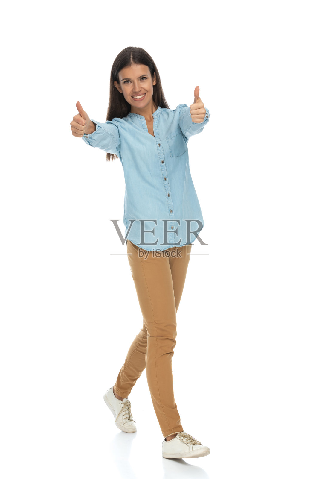 随意的女人一边走路一边竖起大拇指照片摄影图片