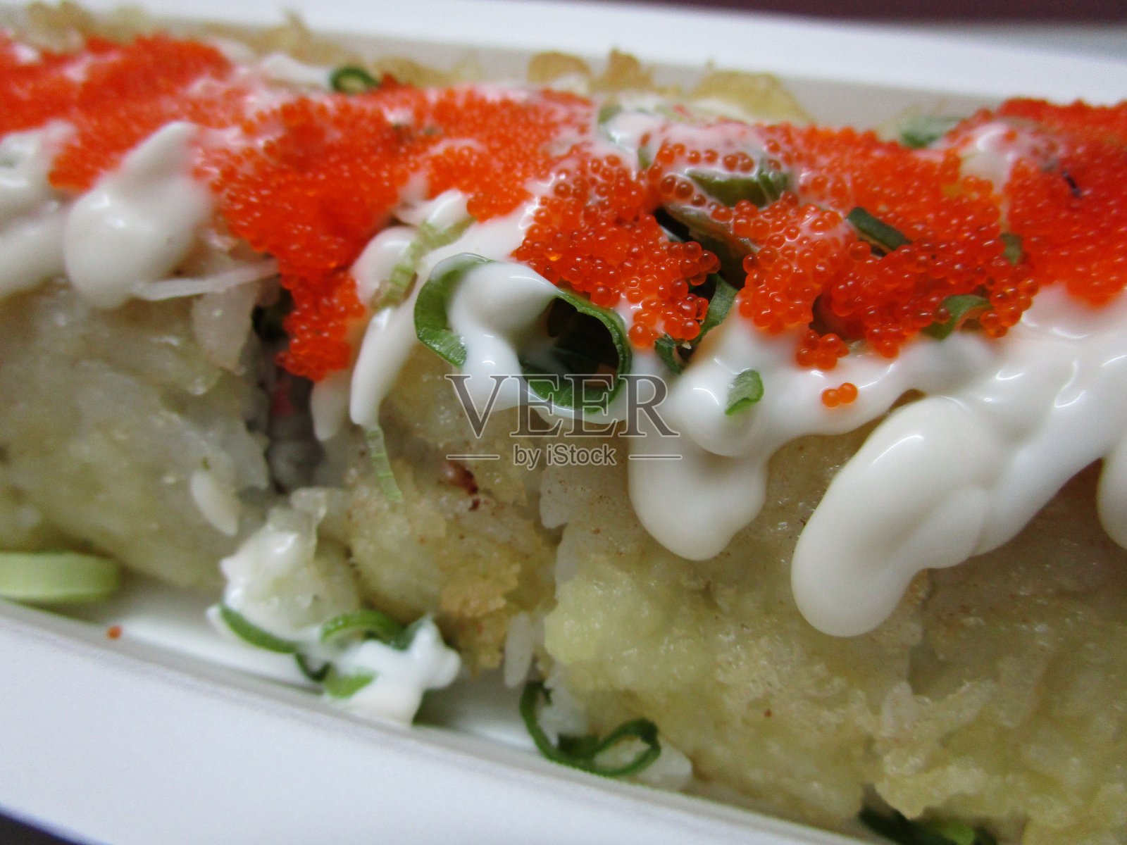 鲜亮美味酥脆的日本加州卷寿司配酱和葱2021照片摄影图片