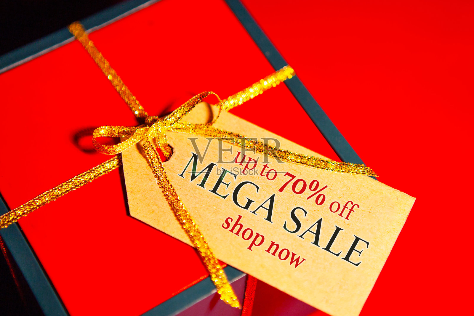 Mega sale高达70% off - text的礼品盒标签，红色背景顶视图。照片摄影图片