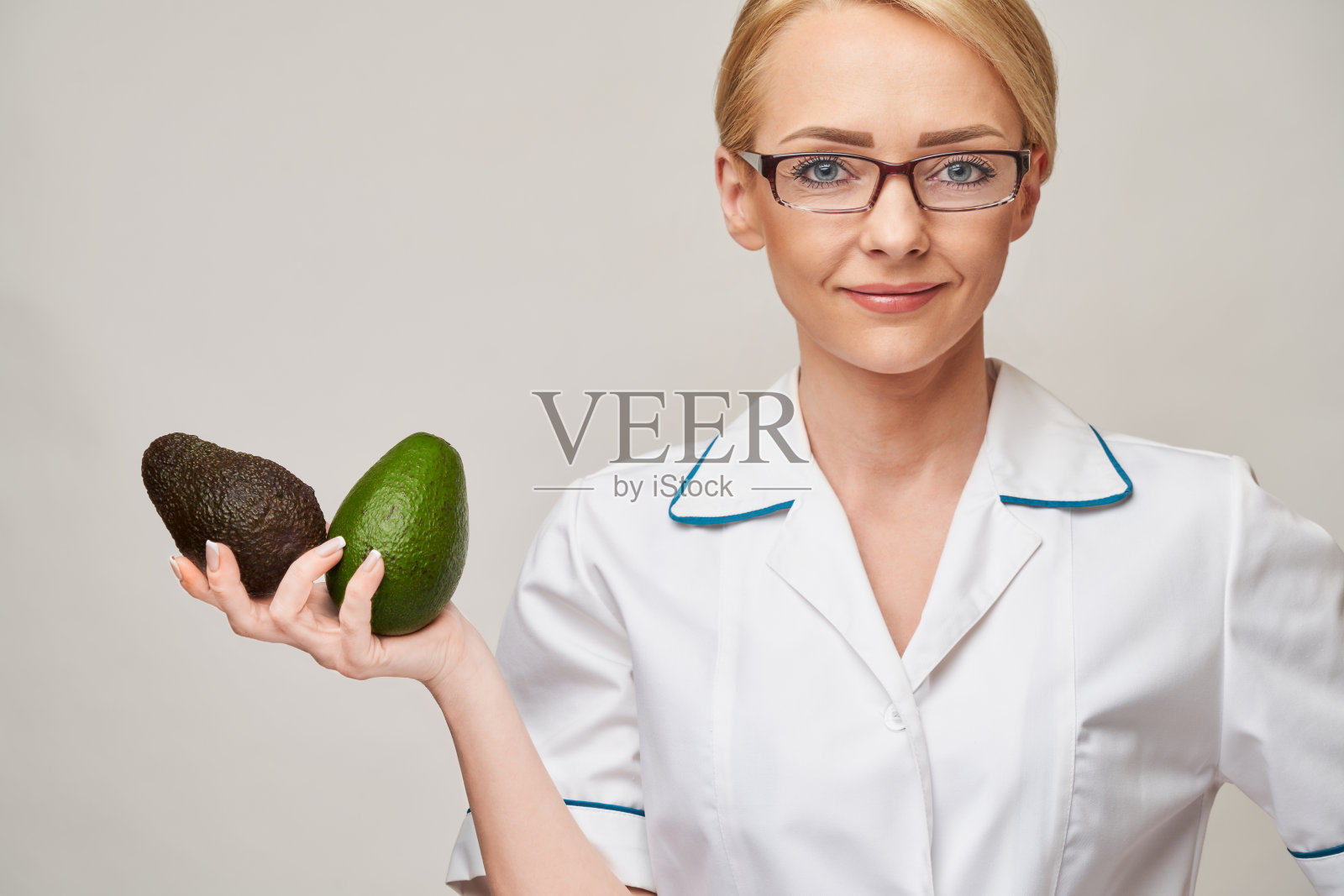 营养学家医生健康生活理念-持有机牛油果照片摄影图片