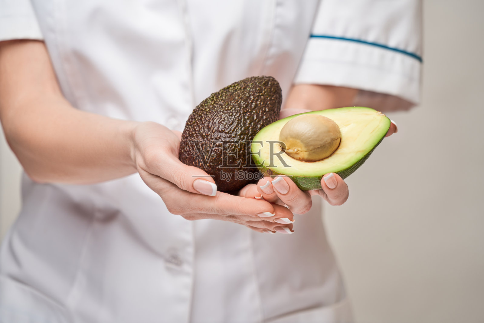 营养学家医生健康生活理念-持有机牛油果照片摄影图片