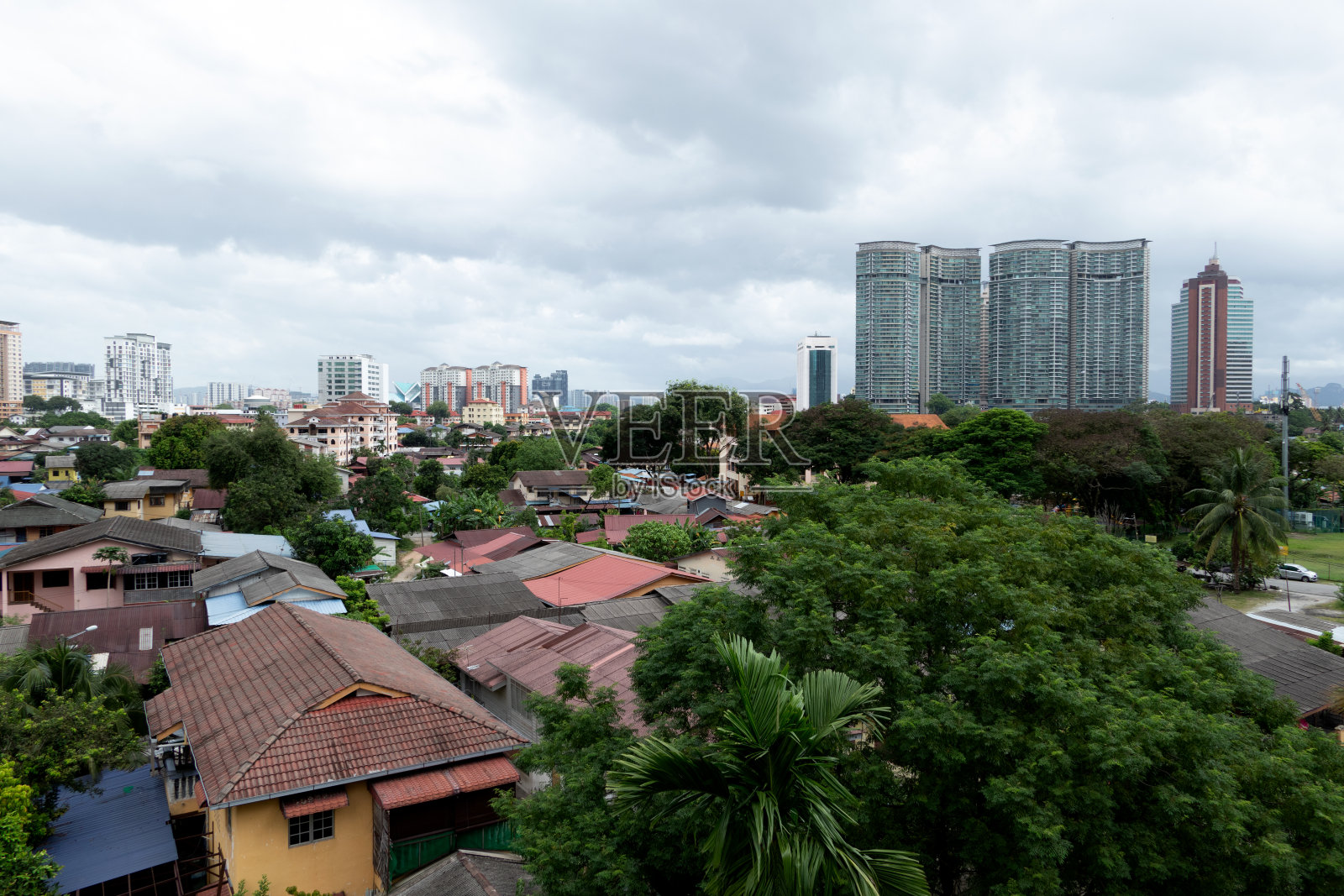 俯瞰Kampung Baru在一个阴天在吉隆坡，马来西亚。照片摄影图片