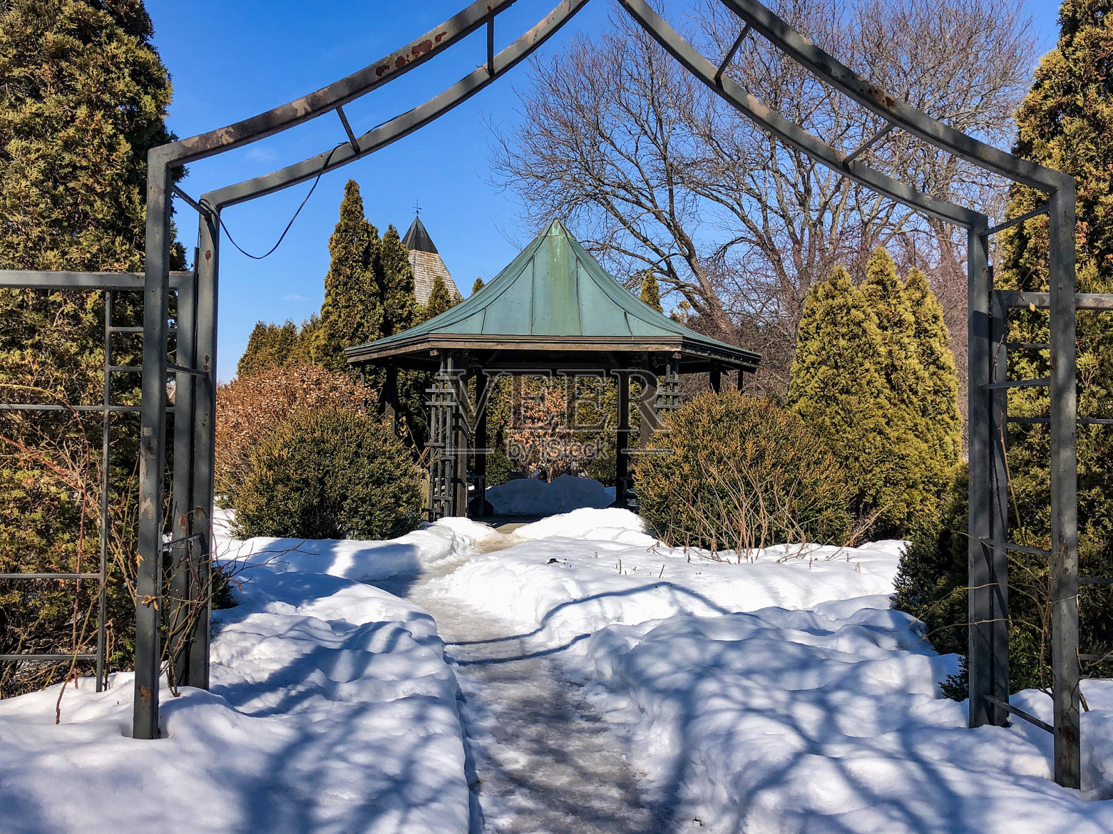 花园里有凉亭和牌坊照片摄影图片