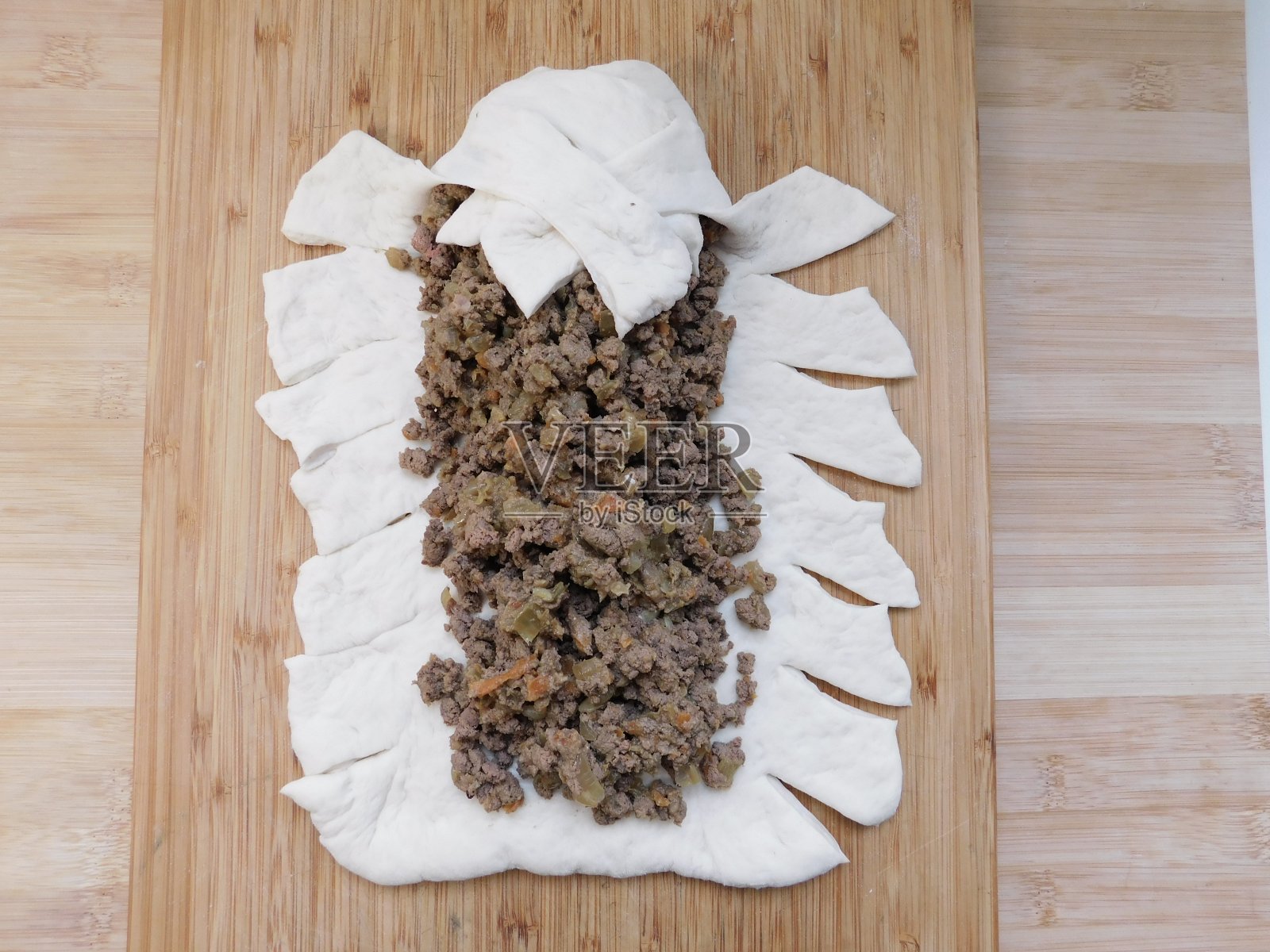 不是用自制的肉和香料烘焙的馅饼，烹饪的过程。照片摄影图片