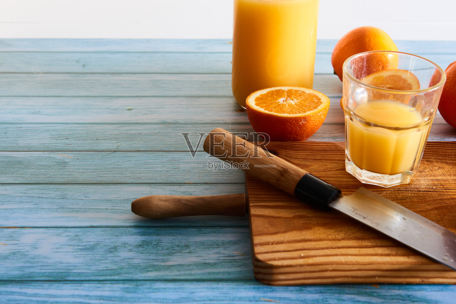 切几片橙子榨汁照片摄影图片