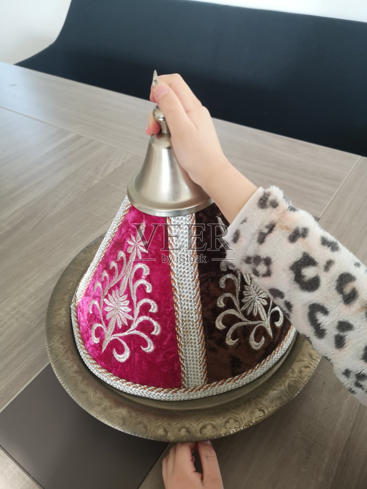 带有锥形盖的传统摩洛哥托盘照片摄影图片