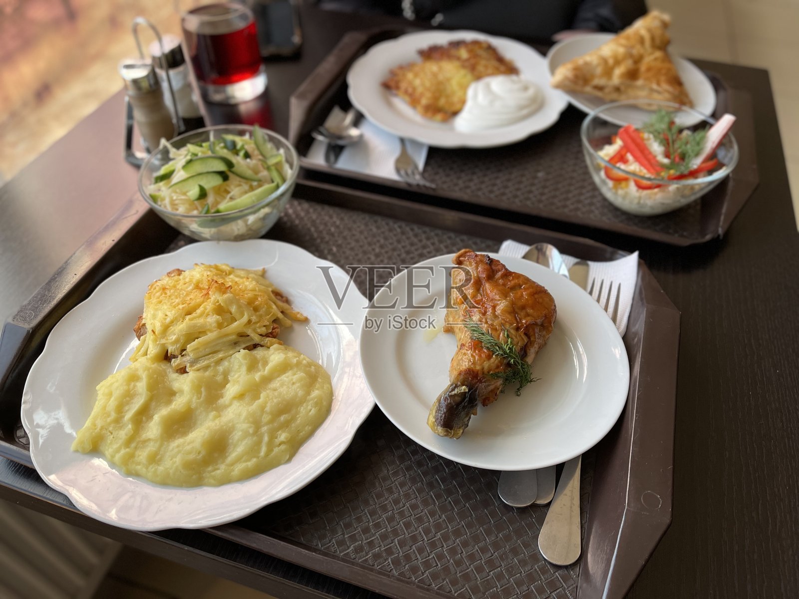 午餐放在餐厅的托盘上照片摄影图片