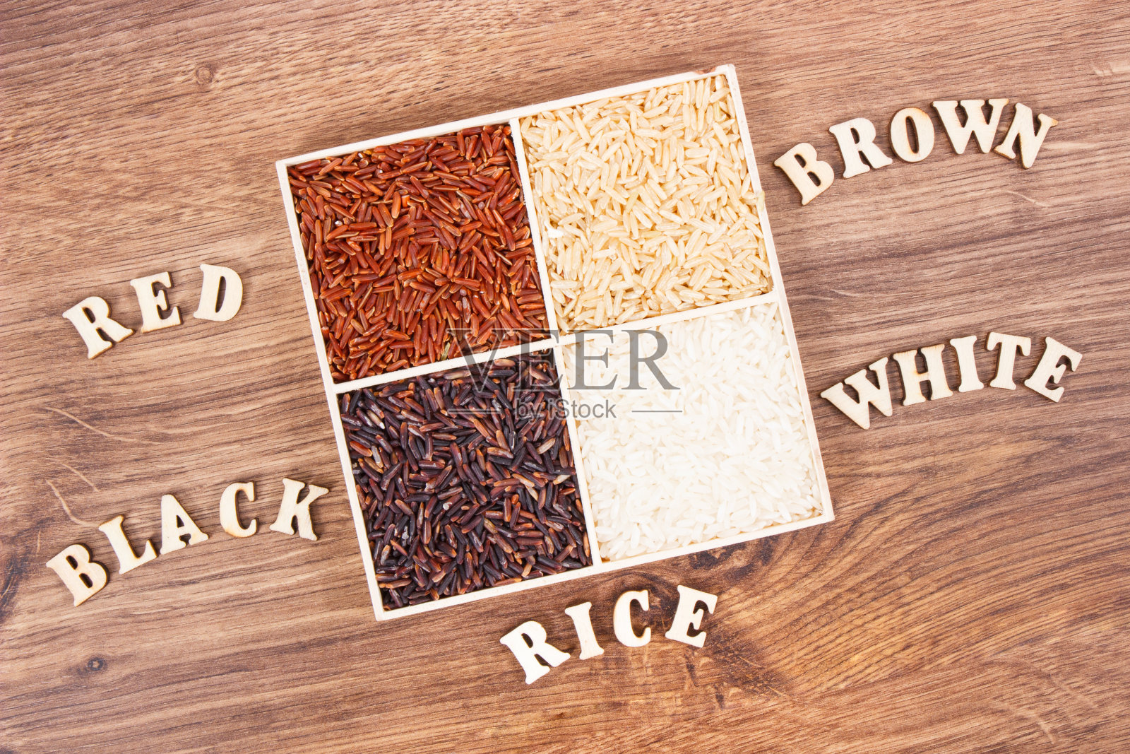 白米、棕米、黑米、红米具有题字、健康、无麸质的营养理念照片摄影图片