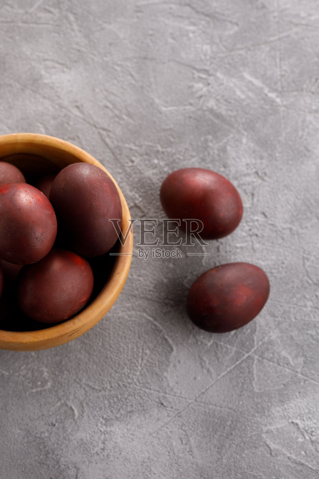 静物画上许多五彩缤纷的复活节彩蛋的纹理背景。乡村。复活节庆祝活动的概念。照片摄影图片