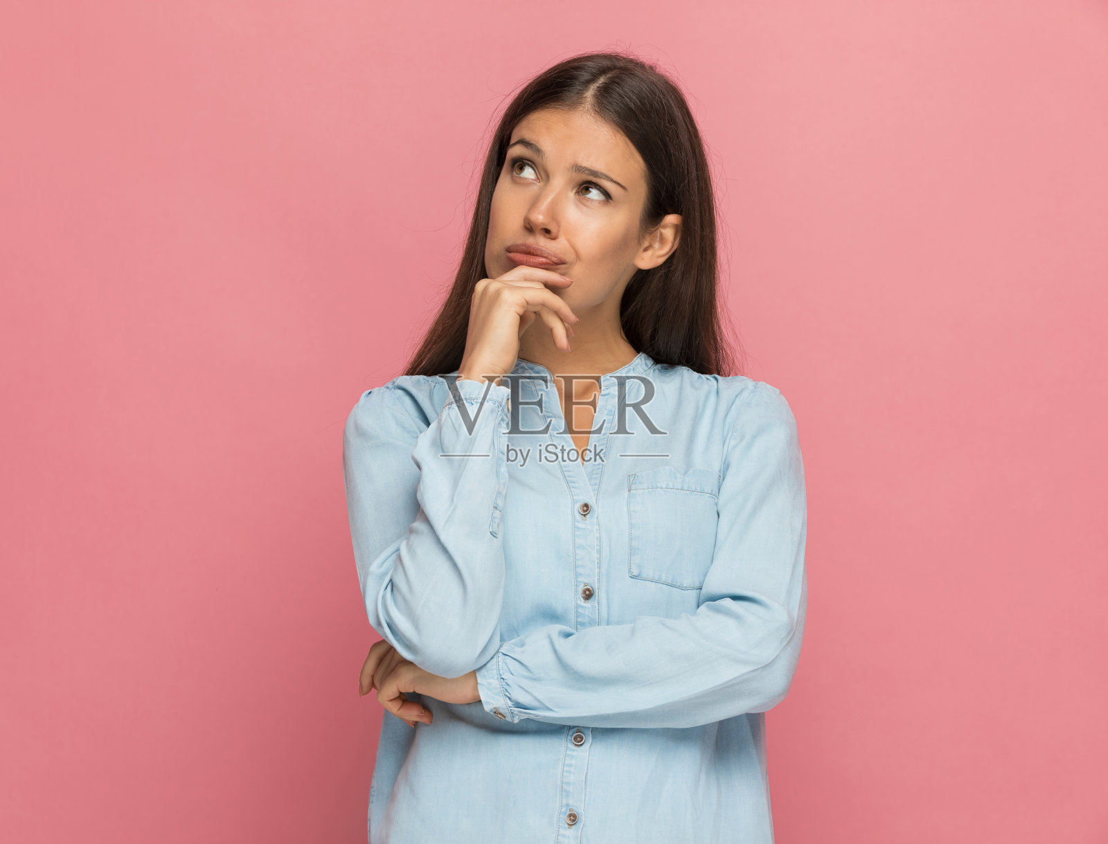 随便的女人挠着下巴想着什么照片摄影图片