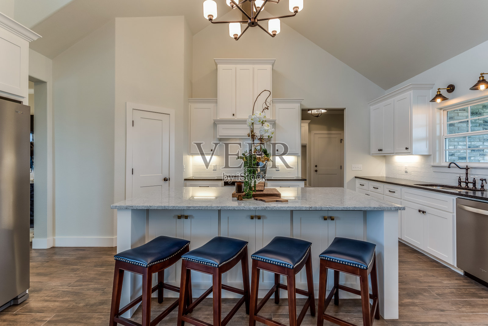 白色厨房，拱形天花板照片摄影图片