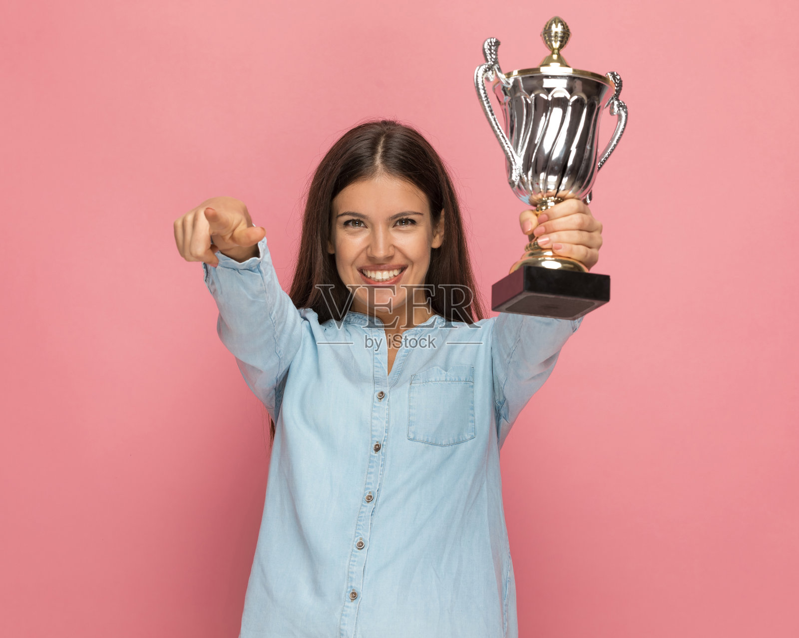 年轻随意的女人指着镜头照片摄影图片