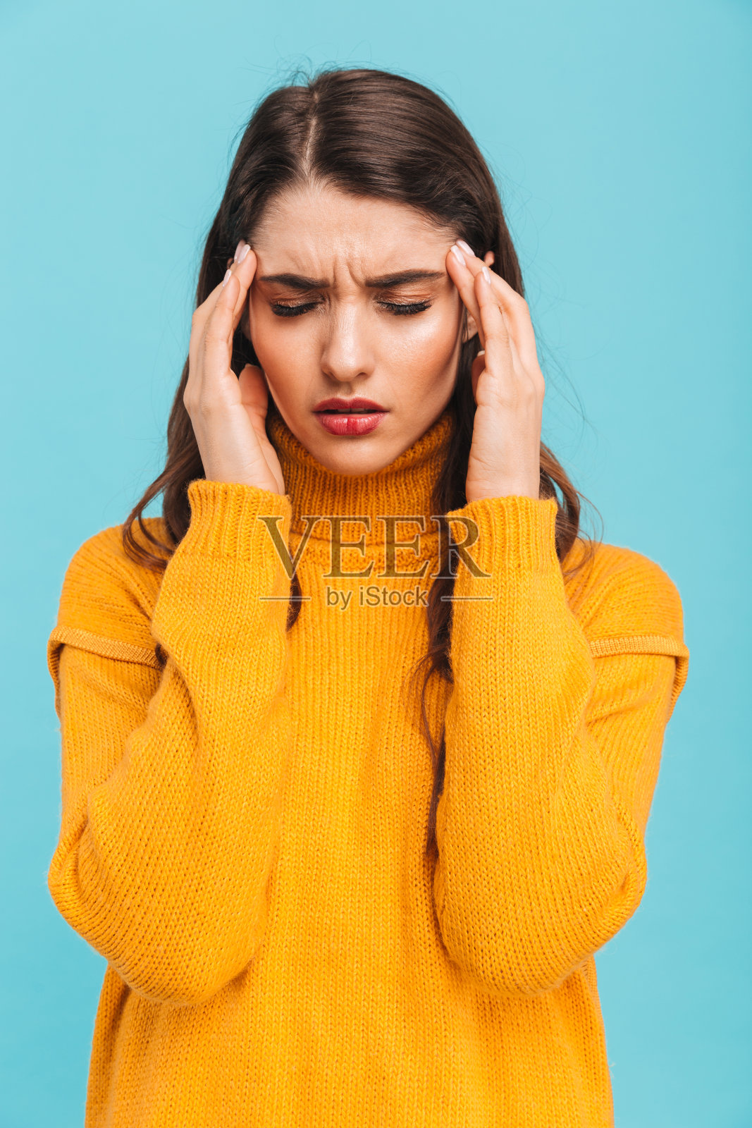 一位穿着毛衣的沮丧的年轻女孩的肖像照片摄影图片