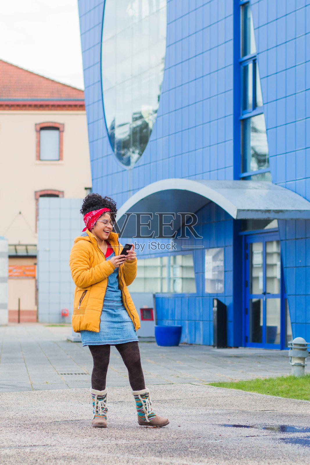 年轻学生使用智能手机照片摄影图片