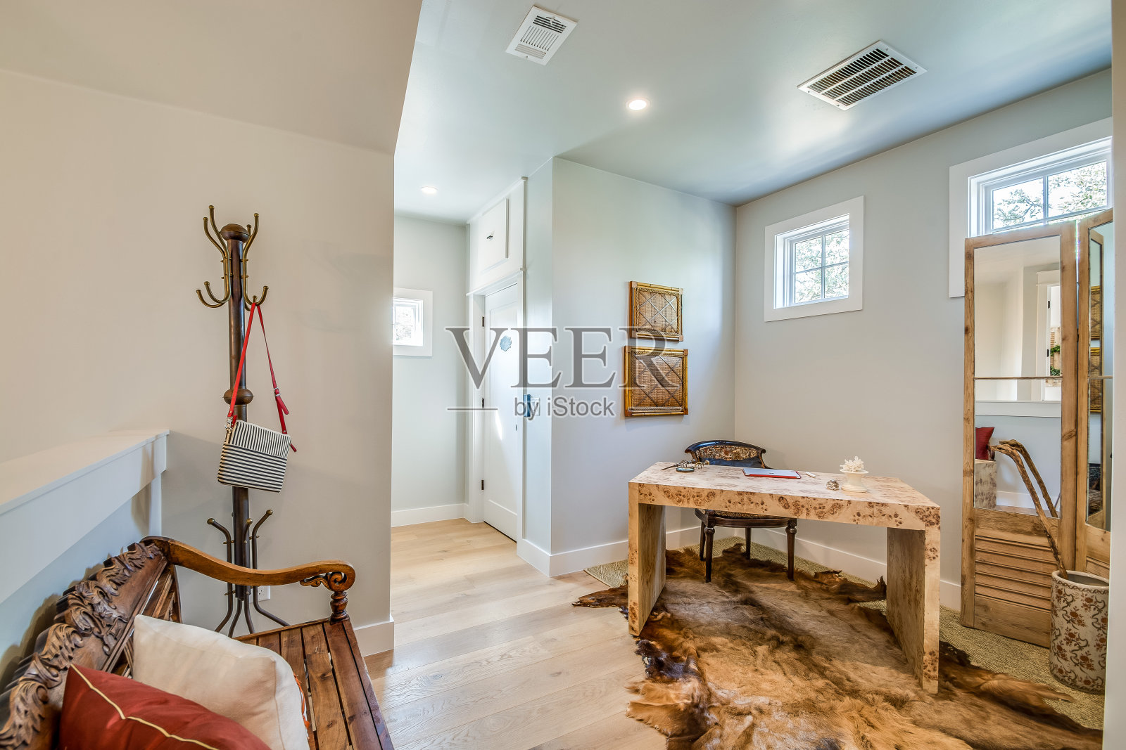 装饰独特的家庭办公空间照片摄影图片