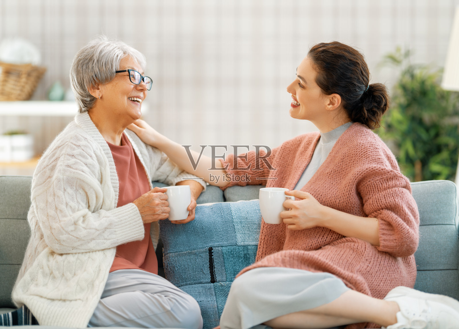 母亲和她已成年的女儿照片摄影图片