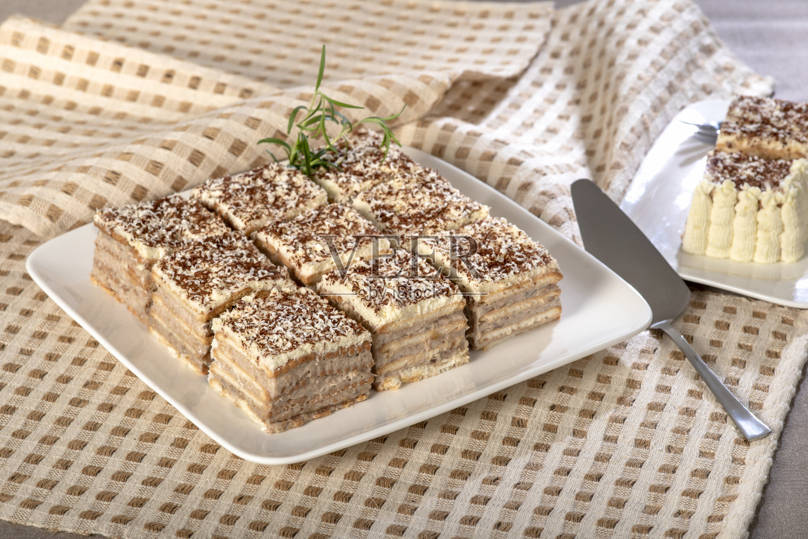 用鲜奶油和巧克力点缀的自制蛋糕。照片摄影图片