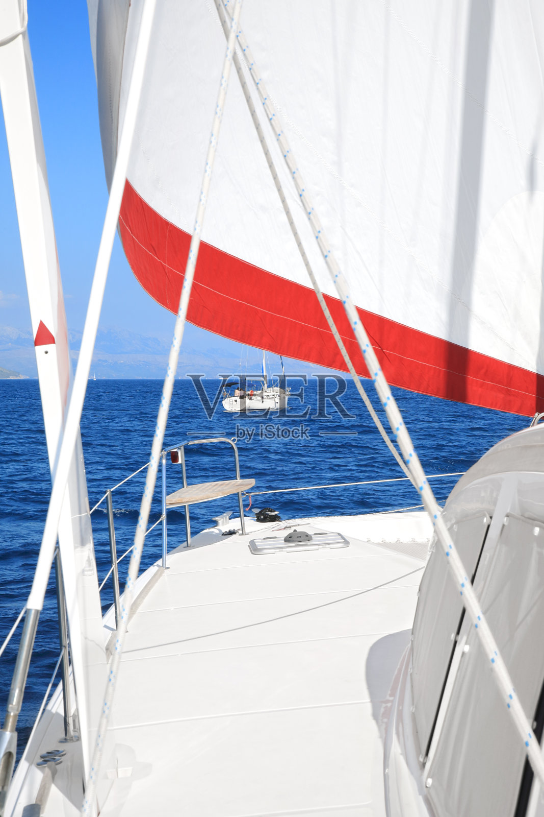 双体船航行照片摄影图片