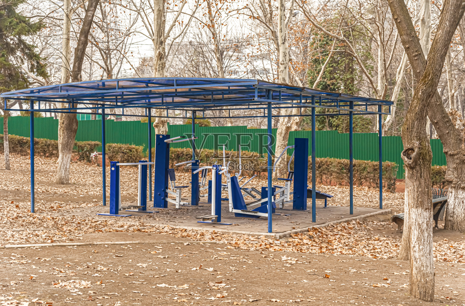 第比利斯的公共公园。运动及康乐区。孩子们的游乐场。空的区域。照片摄影图片