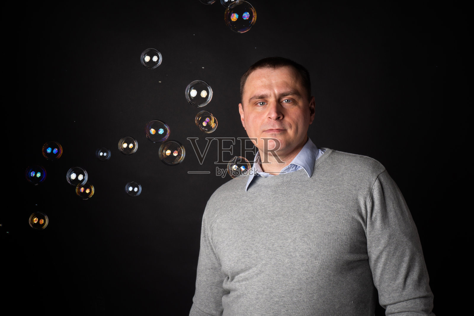 穿着西装的英俊商人看着镜头。照片摄影图片