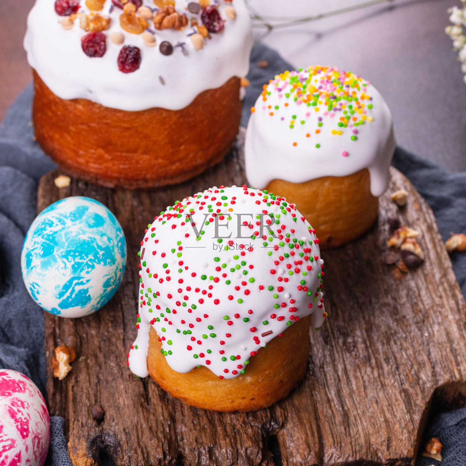 复活节蛋糕甜点和复活节彩蛋节日餐桌上的甜点餐小吃户外俯视图拷贝空间食物背景乡村照片摄影图片