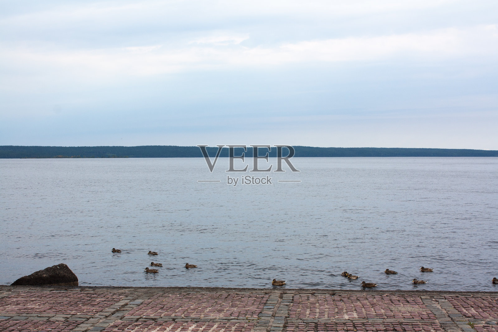 海面或海水蓝色，水下有晴朗和多云的天空照片摄影图片