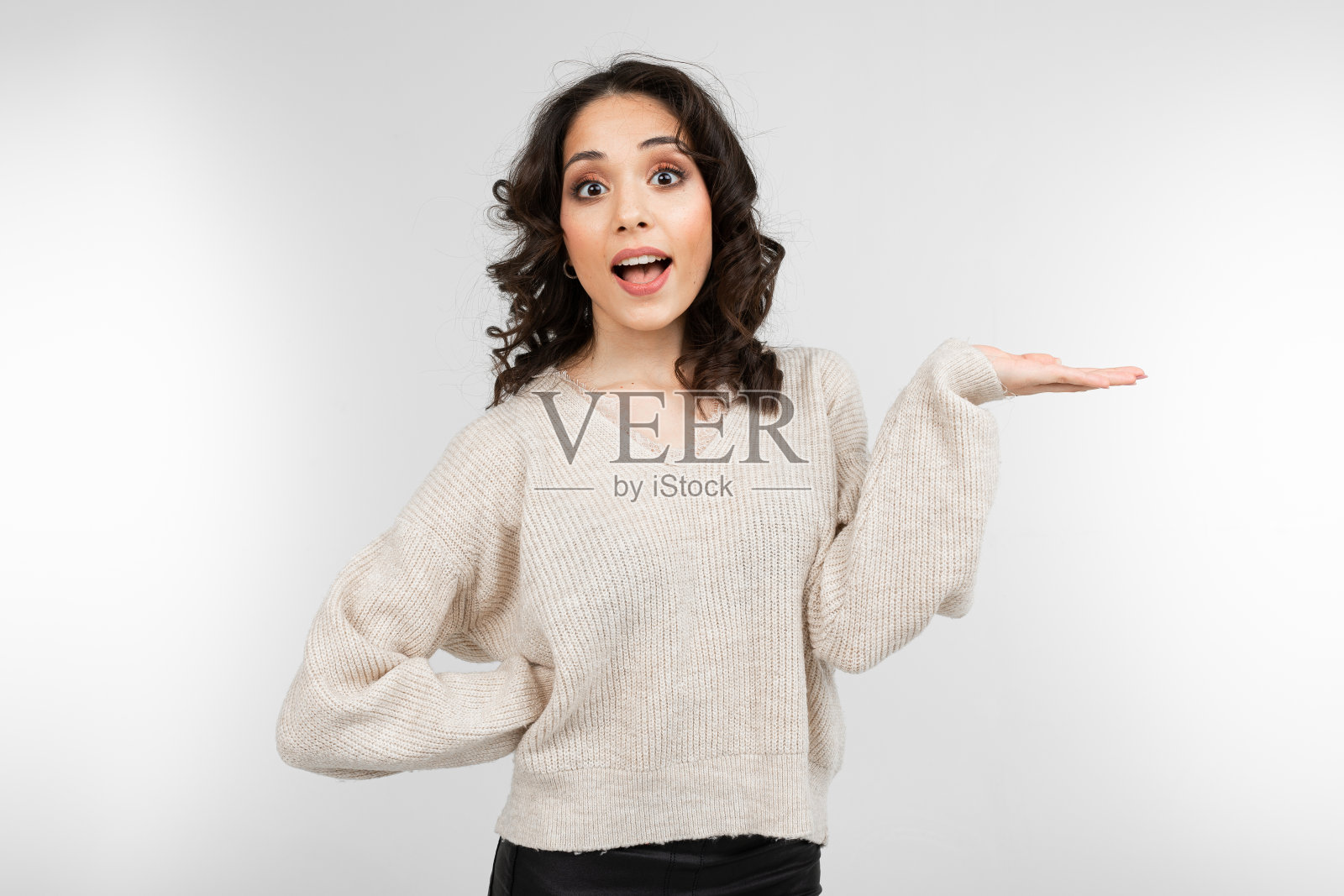 黑头发的年轻女子手牵着手站在白底上照片摄影图片