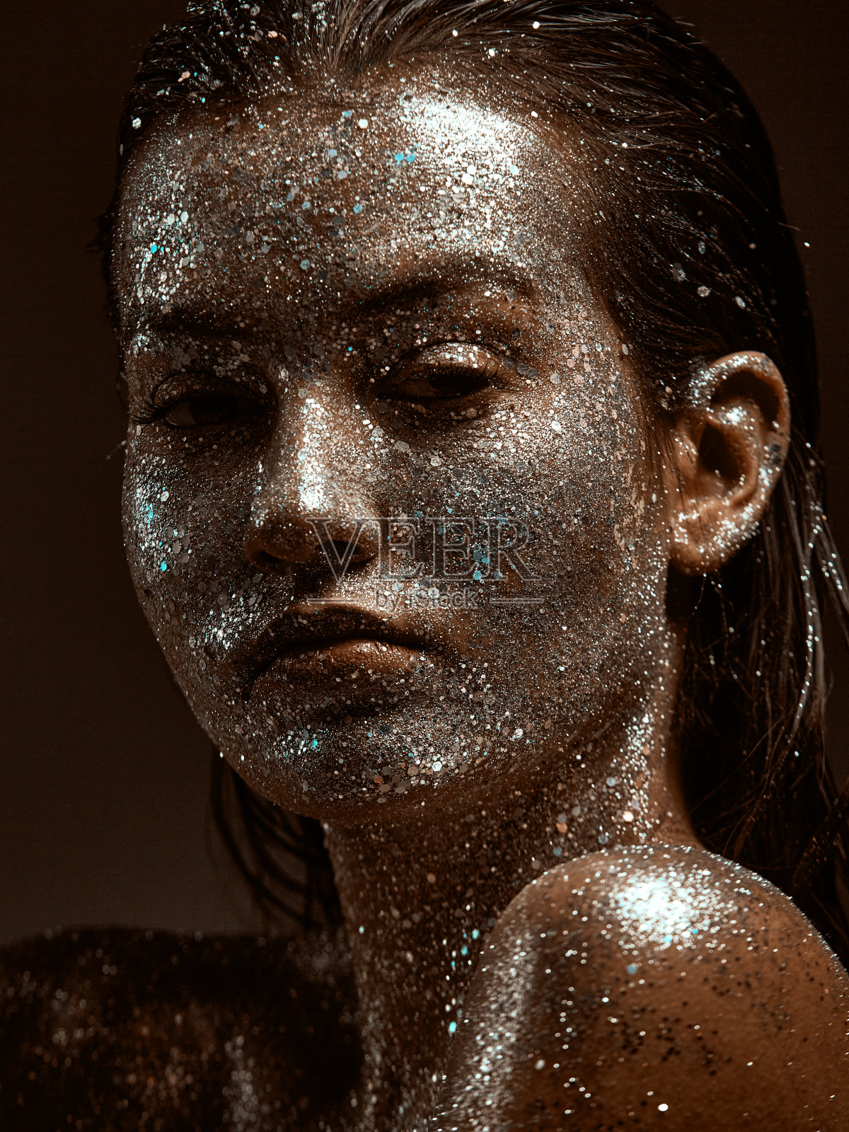 女性与银光闪闪的化妆，年轻女孩与皮肤在节日闪闪发光的身体艺术，近距离工作室肖像照片摄影图片