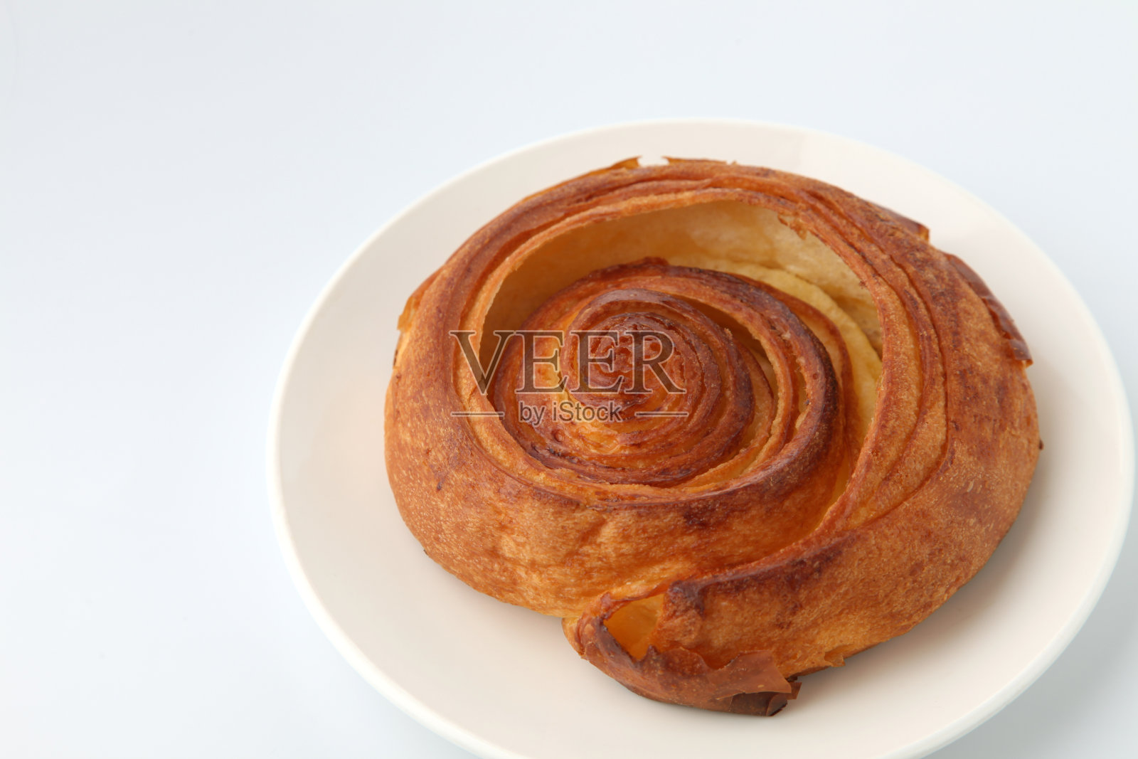 盘子上的圆形丹麦面包孤立在白色背景上照片摄影图片