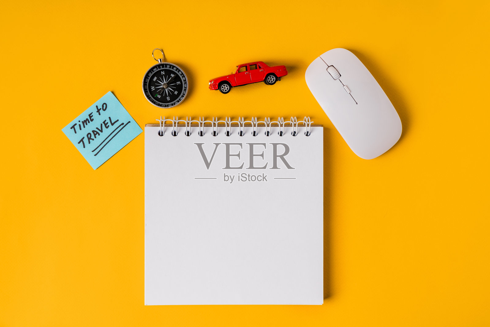 空笔记本上的“旅行时间”题词，是一篇美丽的旅行主题作文。本空间照片摄影图片