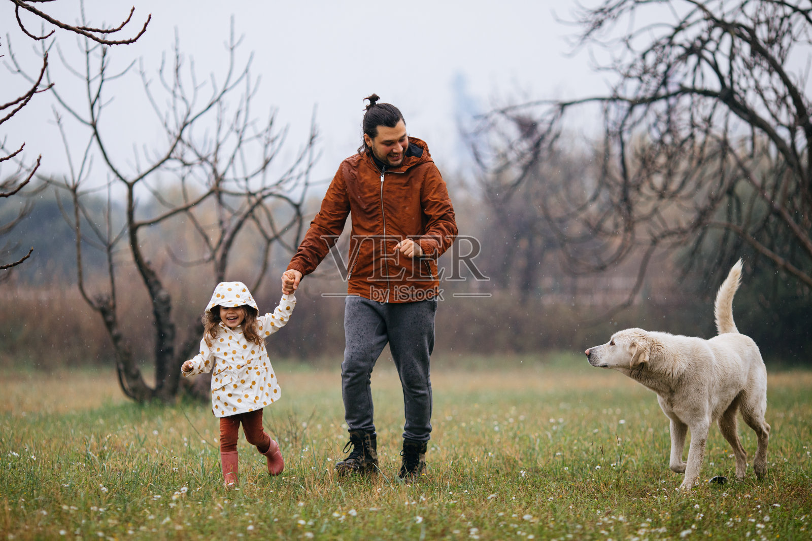 年轻的父亲和他的女儿和一只狗照片摄影图片
