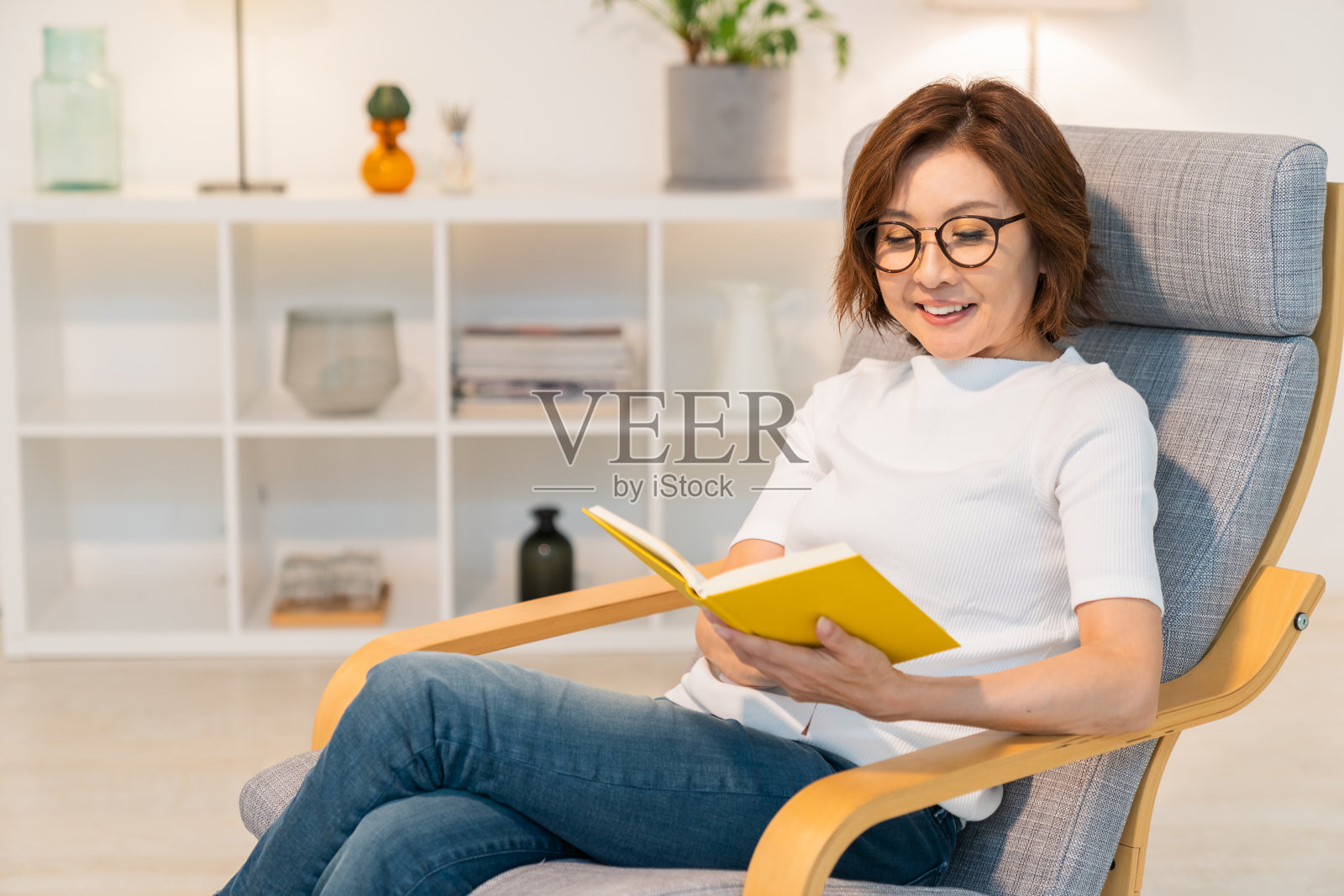 读一本书的老年妇女照片摄影图片